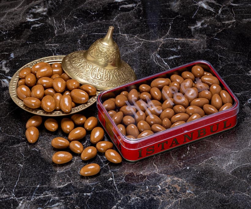 Gourmet Treat Mandulatej csokoládé Drazsé - nagy fémdobozban