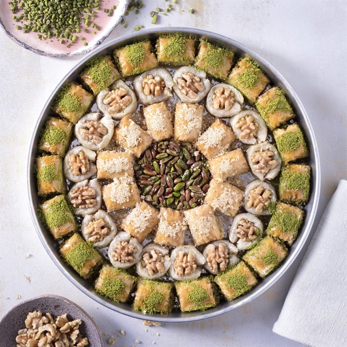 Ειδικός μπακλαβάς με φιστίκι και καρύδια 1,5 Kg. Δίσκος