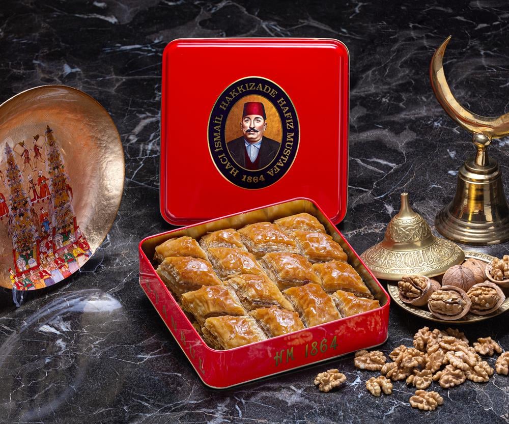 Pyszna domowa baklava z orzechami włoskimi - małe pudełko