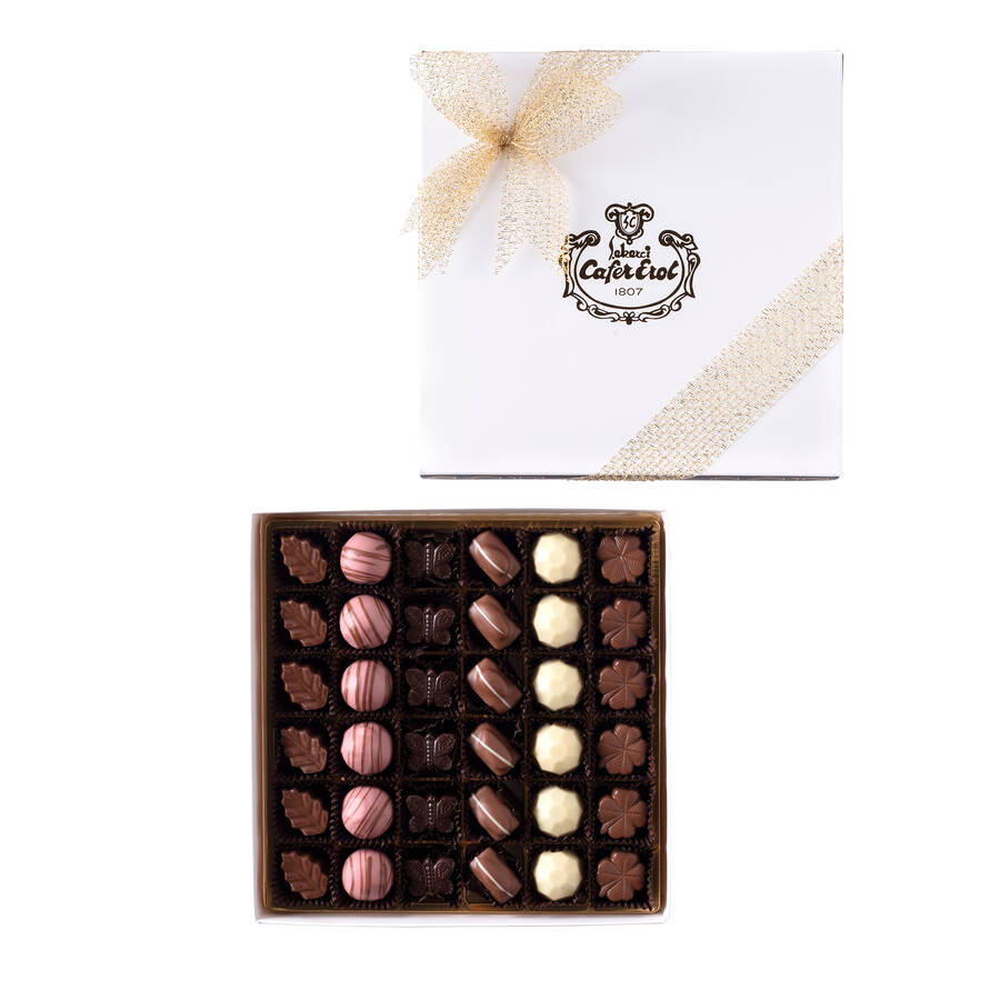 Special Handcrafted Chocolate in Indulgent White Thin Box 450 G.