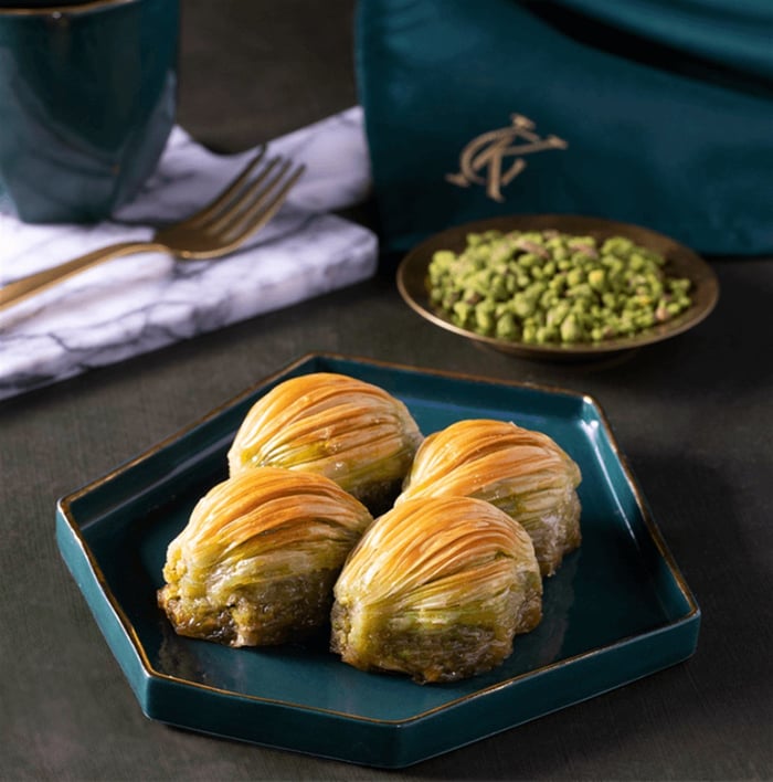 Pistachio Mussel Baklava in Special Round Tray 1.7 Kg. — view 2