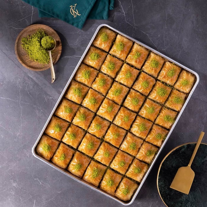 Baklava Carré à La PISTACHE 2.5 Kg. Plateau