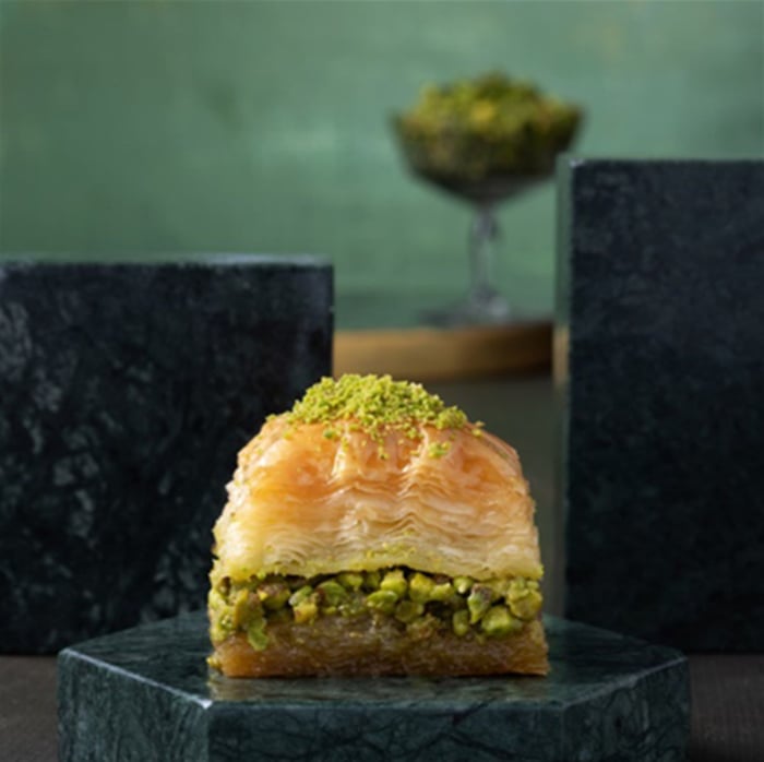 Baklava Carré à La PISTACHE 2.5 Kg. Plateau